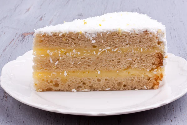 Una rebanada de pastel de limón — Foto de Stock