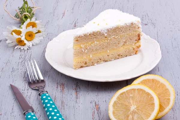 Une tranche de gâteau au citron — Photo