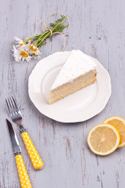 Uma fatia de bolo de limão — Fotografia de Stock