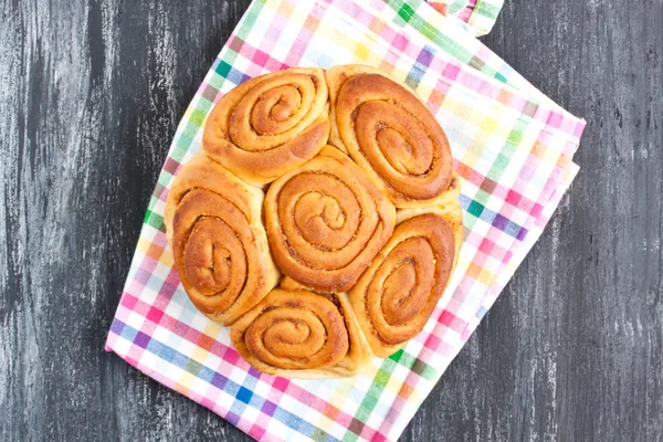 Leckeres hausgemachtes Brötchen — Stockfoto