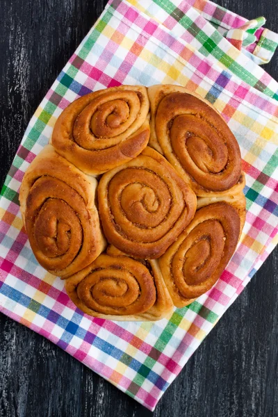 Leckeres hausgemachtes Brötchen — Stockfoto