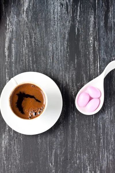 Turkish coffee with sugar coated almond candy — Stock Photo, Image