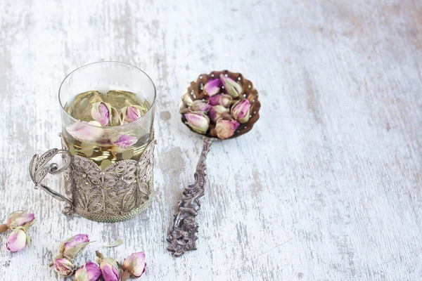 Té con capullos de rosa — Foto de Stock