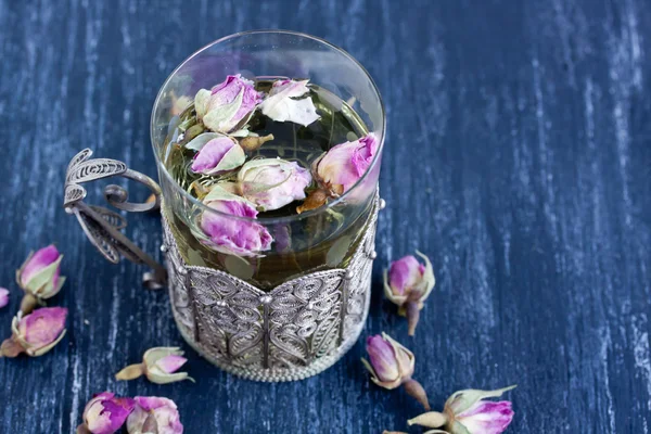 Té con capullos de rosa — Foto de Stock