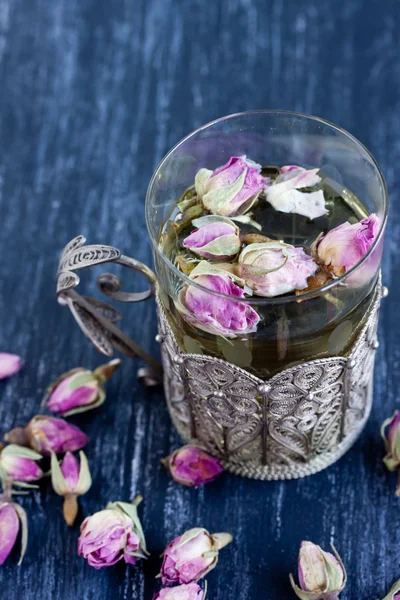 Tea with rose buds — Stock Photo, Image