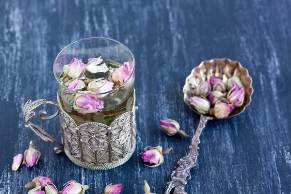 Te med rosenknoppar — Stockfoto