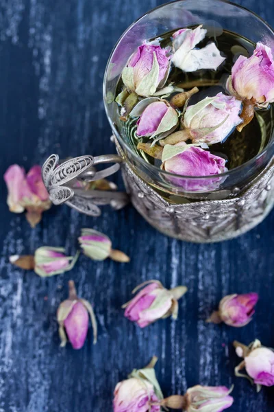 Tea with rose buds — Stock Photo, Image