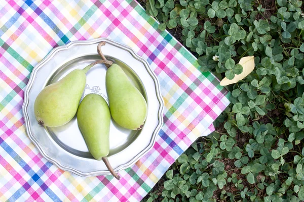 Pere saporite su un piatto — Foto Stock