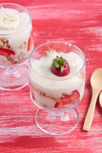 Trifle dessert with strawberries — Stock Photo, Image