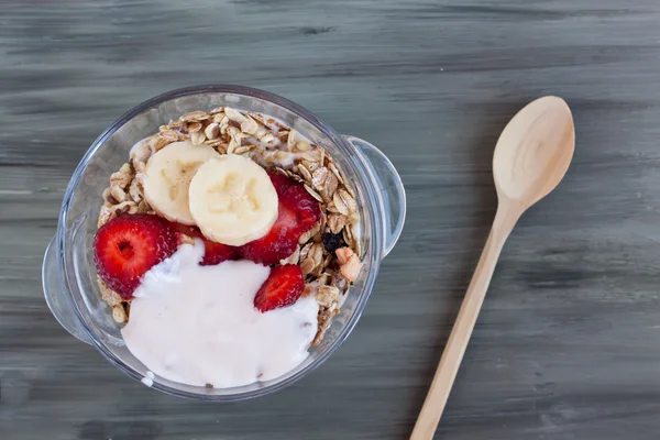 Granola with strawberries close up — Stock Photo, Image