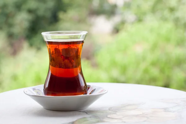 Thé dans un verre turc traditionnel — Photo