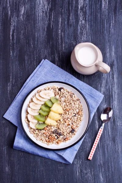 Muesli aux fruits et au lait — Photo