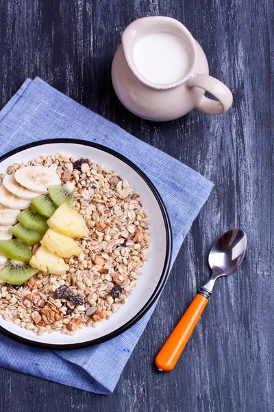 Müsli mit Obst und Milch — Stockfoto