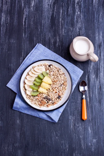 Müsli mit Obst und Milch — Stockfoto