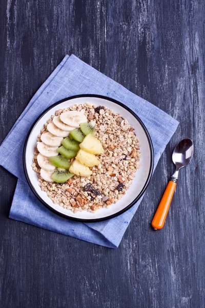 Müsli mit Obst und Milch — Stockfoto