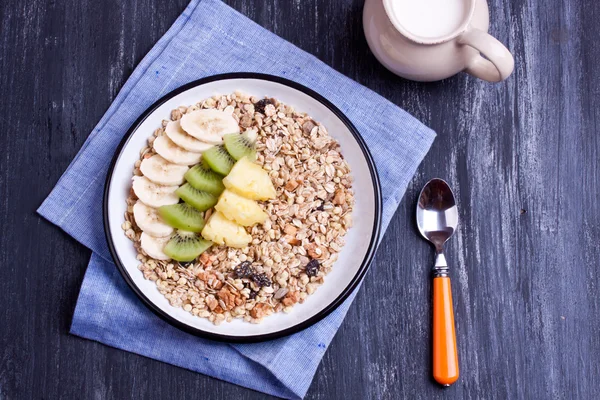 Müsli mit Obst und Milch — Stockfoto