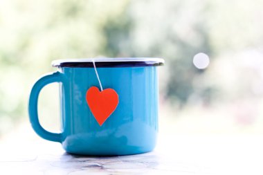 emaye Kupası ile kalp şekli çay poşeti