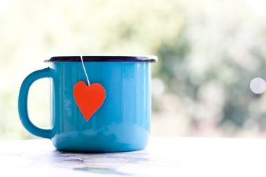 emaye Kupası ile kalp şekli çay poşeti