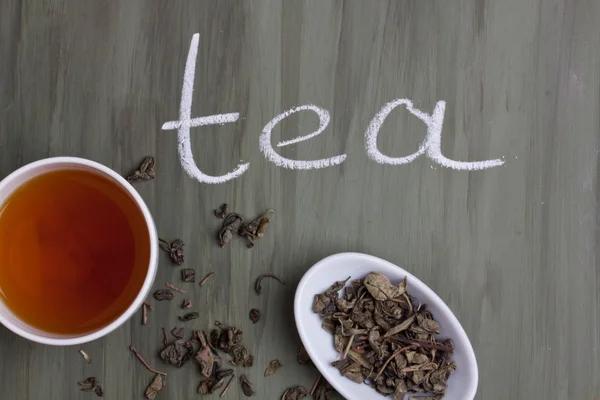 Una taza de té verde sobre fondo gtay —  Fotos de Stock