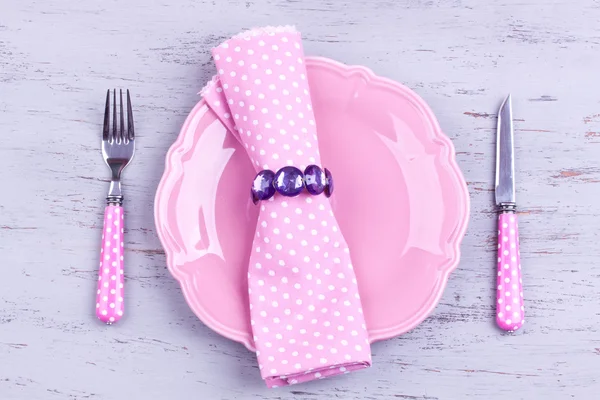 Assiette rose, fourchette et couteau avec serviette — Photo