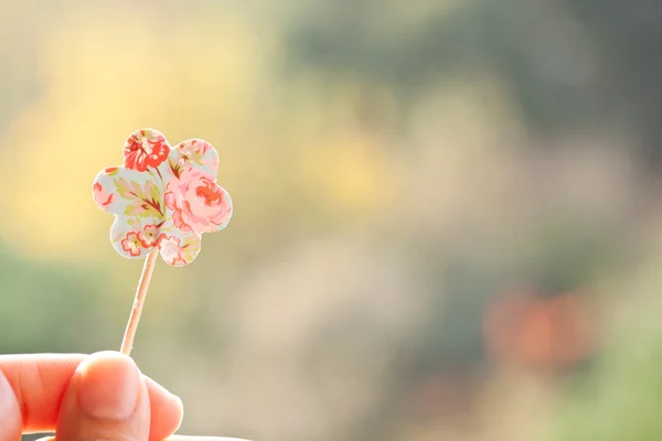 Sosteniendo flor de papel —  Fotos de Stock