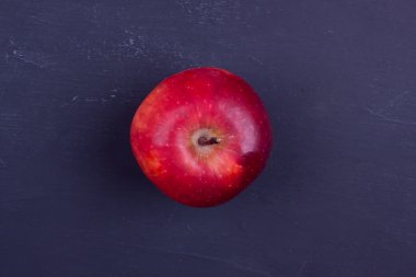 bir kara tahta üzerinde kırmızı elma