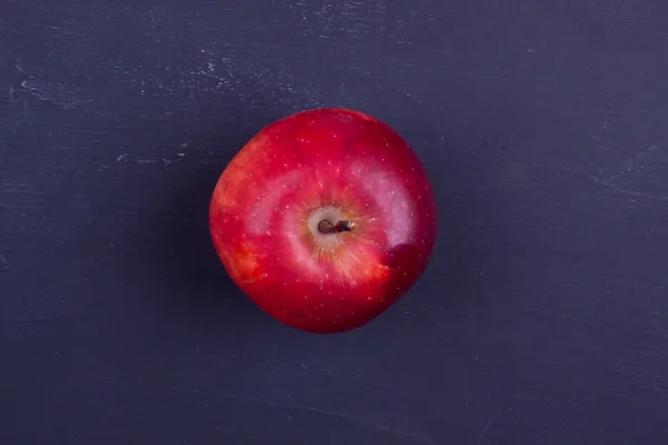 Manzana roja en una pizarra —  Fotos de Stock