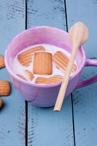 Biscuit et lait sur fond de bois — Photo