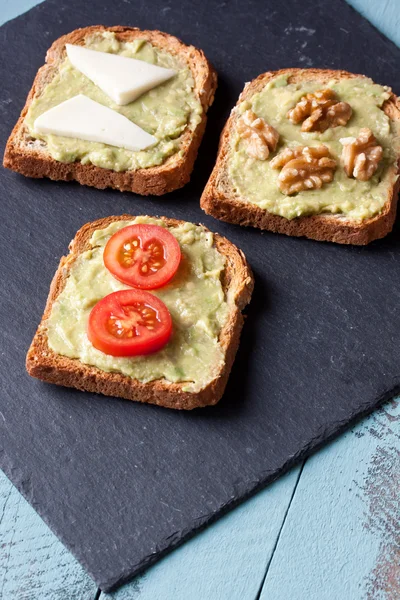 Sandwiches de aguacate con nuez y tomate —  Fotos de Stock