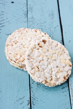 pirinç kraker yeşil ahşap arka plan üzerinde