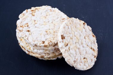 siyah bir zemin üzerine pirinç kraker