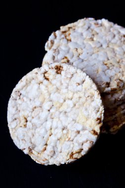 siyah bir zemin üzerine pirinç kraker