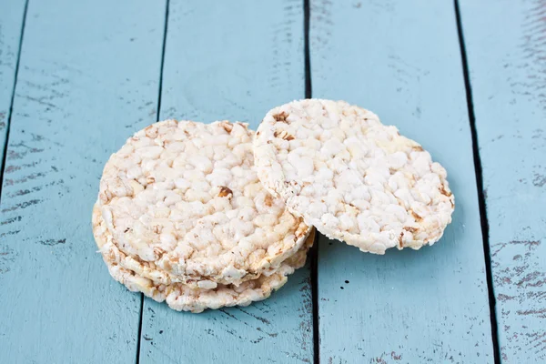 Galleta de arroz sobre un fondo de madera verde — Foto de Stock