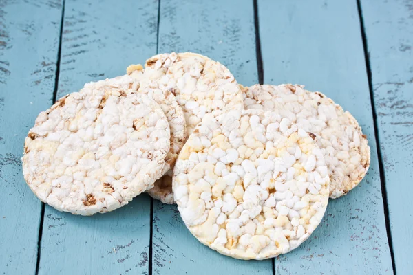 Galleta de arroz sobre un fondo de madera verde —  Fotos de Stock