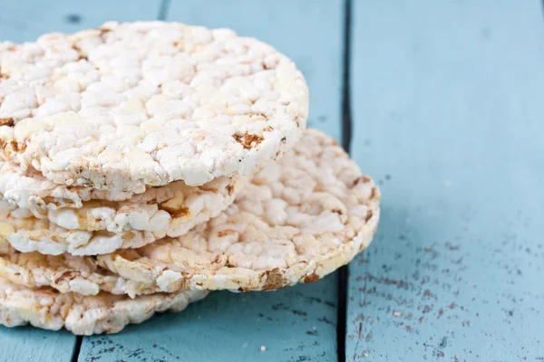 Cracker rýže na zelené dřevěné pozadí — Stock fotografie