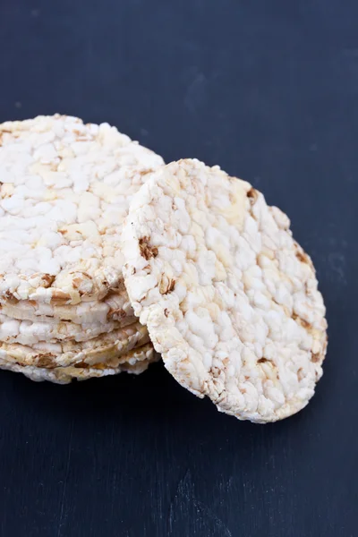 Galleta de arroz sobre un fondo negro — Foto de Stock