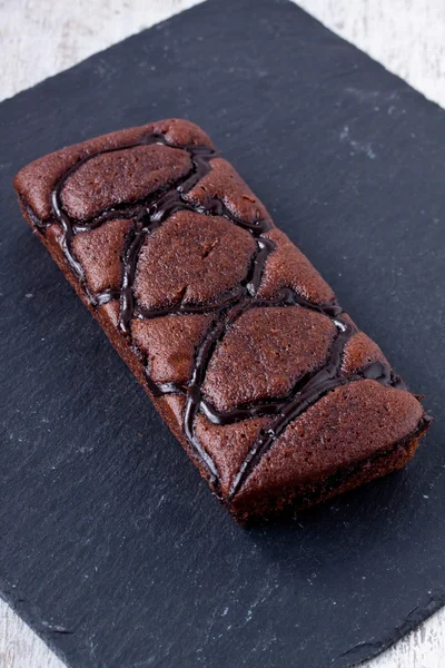 Pastel de chocolate en un negro —  Fotos de Stock