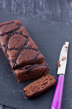 backgroound üzerinde çikolatalı kek