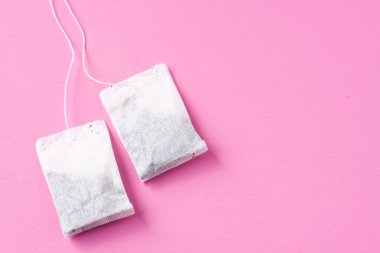 pembe bir backgrund üzerinde çay poşetleri