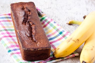 Beyaz ahşap zemin üzerinde muz pasta