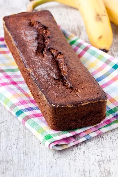 Gâteau à la banane sur un fond en bois blanc — Photo