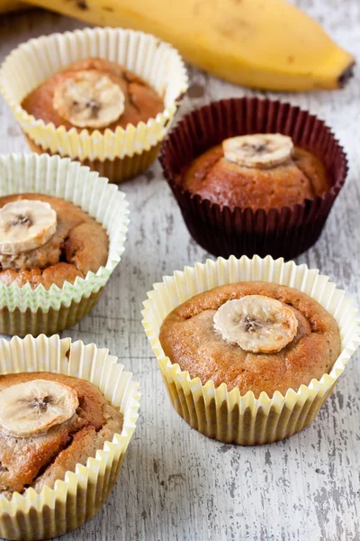 Muffin di banana su uno sfondo di legno bianco — Foto Stock