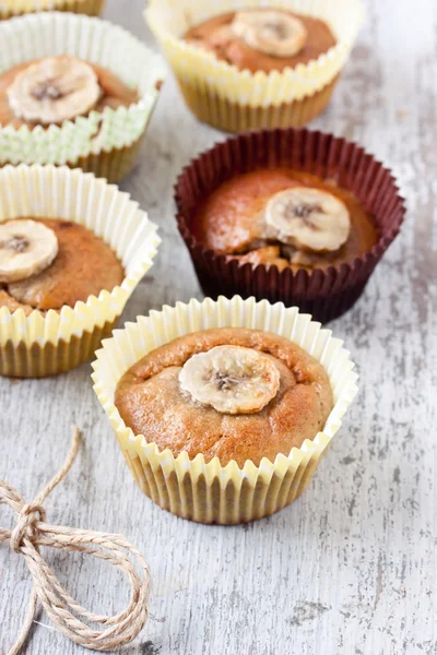 Muffin di banana su uno sfondo di legno bianco — Foto Stock