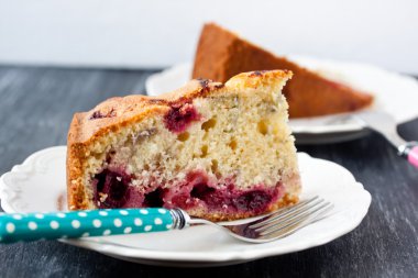 vişneli pasta dilimi