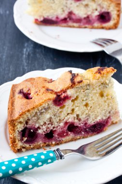 vişneli pasta dilimi