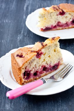 vişneli pasta dilimi