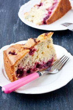 vişneli pasta dilimi