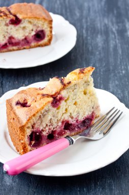 vişneli pasta dilimi