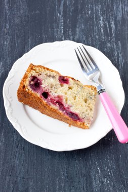 vişneli pasta dilimi