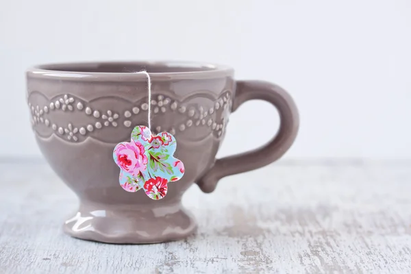 Cup met bloem vorm theezakje — Stockfoto